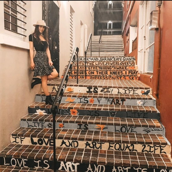 Meet your Posher, Liz - Picture 2 of 3